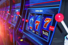Pemain menggunakan smartphone untuk mengakses Free Play ntraholic